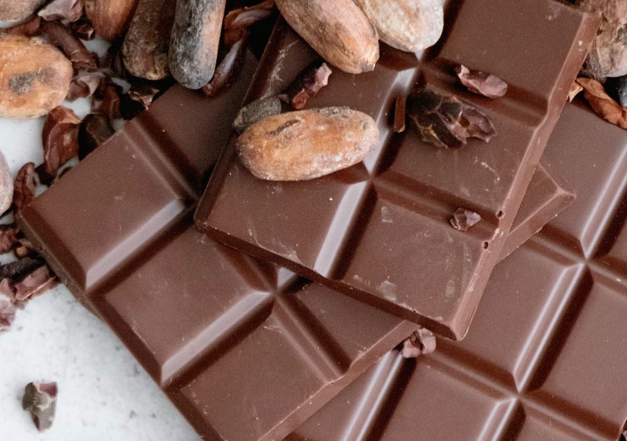Шоколад п. Плиточный шоколад. Плитка шоколада из магазина. Самарский шоколадные плитки. Премиальный шоколад.